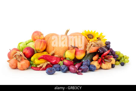 Anordnung der herbstlichen Früchte und Gemüse. Stockfoto