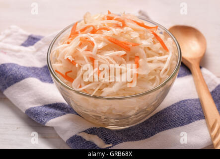 Sauerkraut mit Karotten in Glasschüssel auf den Tisch Stockfoto