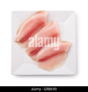 Draufsicht der Teller mit rohem Fischfilet isoliert auf weiss Stockfoto