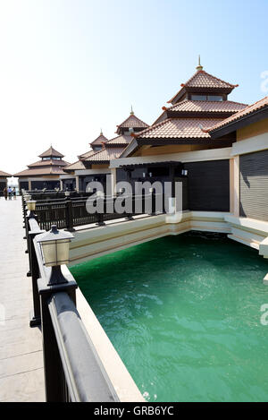 Die Luxus-Villen im Thai-Stil-Hotel auf der künstlichen Insel Palm Jumeirah, Dubai, Vereinigte Arabische Emirate Stockfoto