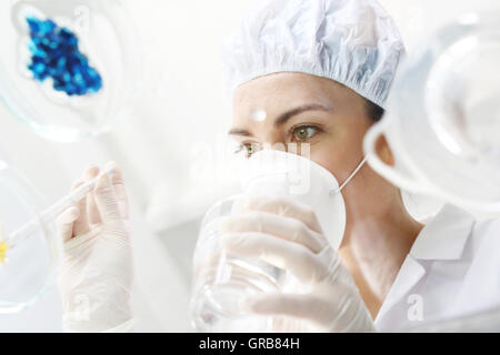 Chemiker, ein wissenschaftliches Experiment durchgeführt. Stockfoto