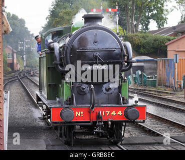 Lokomotive Dampf entlang ein Gleisanschluss auf der Severn Valley Railway, Bewdley, England Stockfoto