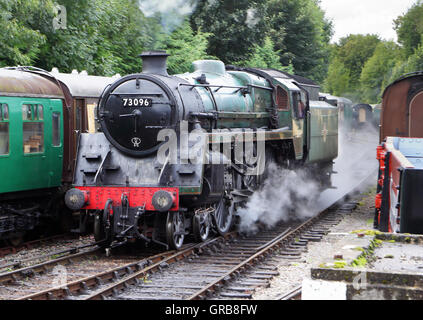 Lokomotive Dampf entlang Eisenbahnschienen in England Stockfoto