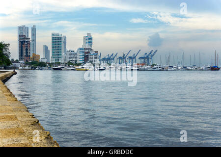 Blick auf Yachten und Wolkenkratzer an der Küste von Cartagena, Kolumbien Stockfoto