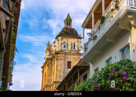 Blick auf die historischen San Claver Kirche im kolonialen Balkonen in Cartagena, Kolumbien Stockfoto