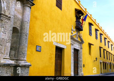 Schöne gelbe Kolonialarchitektur in der Altstadt von Cartagena, Kolumbien Stockfoto