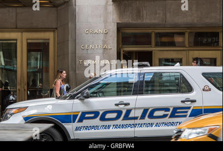 Ein MTA Polizei enfernt ist durch einen Lexington Avenue Eingang zum Grand Central Terminal in New York City geparkt. Stockfoto