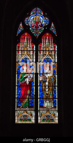 Glasfenster in der Kirche. Stockfoto