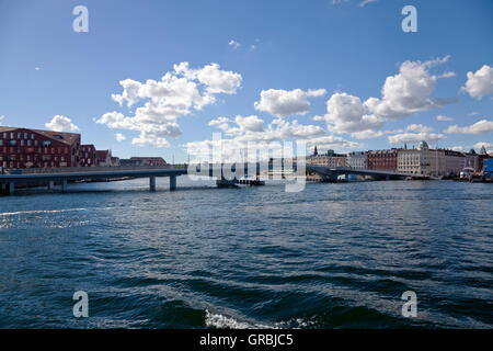 Die neue Fußgänger und Radfahrer Brücke, der Inner Harbour Bridge, die Brücke, Kissing, Nyhavn und Christianshavn verbindet. Kopenhagen, Dänemark. Stockfoto