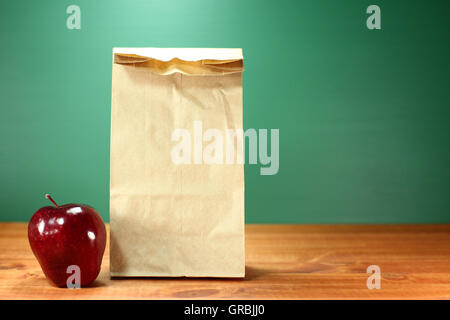 Schule-Mittagessen-Sack auf Lehrer Schreibtisch Stockfoto