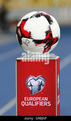 Offizieller Spielball der FIFA WM 2018 Qualifikation entspricht auf Sockel vor dem Spiel zwischen der Ukraine und Island Stockfoto