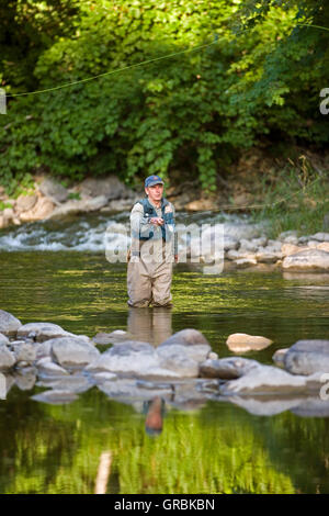 Mann-Fliegenfischen in Fluss, Nordamerika, Kanada, Ontario Stockfoto