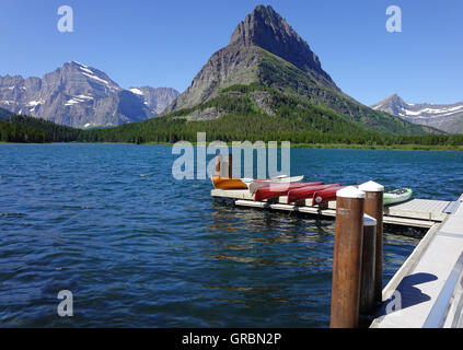 Bootsanlegestelle in vielen Glacier Lodge.  Glacier National Park, Montana Stockfoto