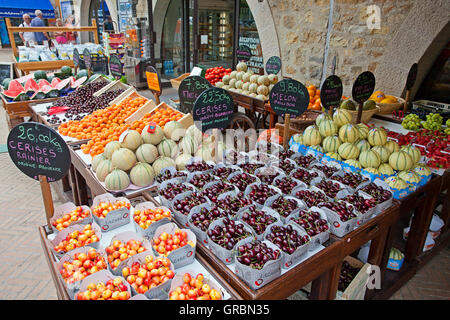 Flohmarkt-Szene in Valbonne, Grasse, Frankreich Stockfoto