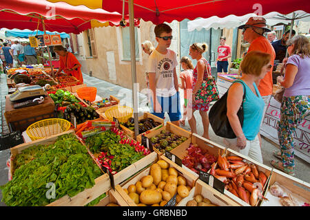 Flohmarkt-Szene in Valbonne, Grasse, Frankreich Stockfoto