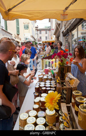 Flohmarkt-Szene in Valbonne, Grasse, Frankreich Stockfoto