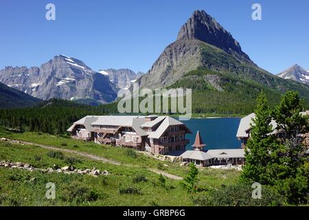 Viele Gletscher Lodge, Glacier National Park, Montana. Grinnell Point ist im Hintergrund, über den See Stockfoto