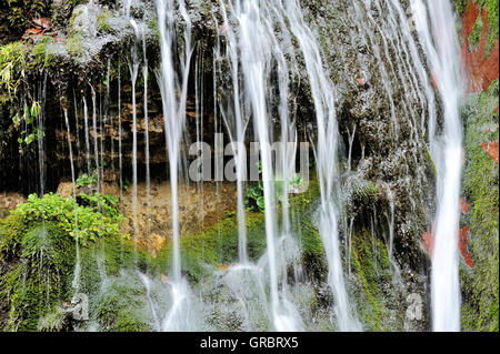 Zeitaufwand von kleinen Wasserfall In den Gorges Du Volksmusikanten, Französische Alpen, Frankreich Stockfoto