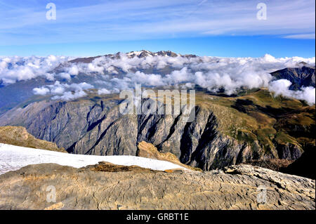 Panoramablick auf die Hochebene D Emparis und die Gebirgskette der Grandes Rousses Alpen-Savoie im Hintergrund, vermitteln den Eindruck der Erdkrümmung, Frankreich Stockfoto