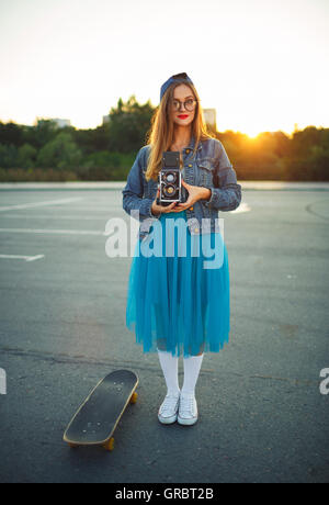 Outdoor Sommer Lifestyle Portrait von Hipster Mädchen mit alten Kamera Stockfoto