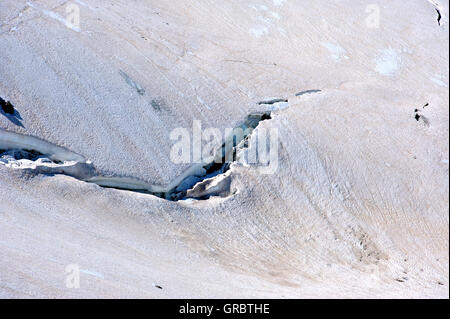 Gletscherspalte im Gletscherfeld am La Meije, Französische Alpen, Frankreich Stockfoto