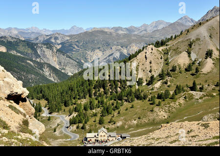 Panoramablick auf Col D Izoard mit Hostel Napoleon unter den Bergpass, Französische Alpen, Frankreich Stockfoto