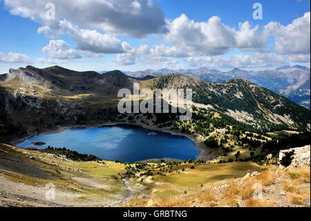 Panorama-Ansicht mit Mountain Lake Allos, Französische Alpen, Frankreich Stockfoto