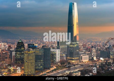 Skyline von Santiago de Chile mit modernen Bürogebäuden im Bankenviertel in Las Condes. Stockfoto