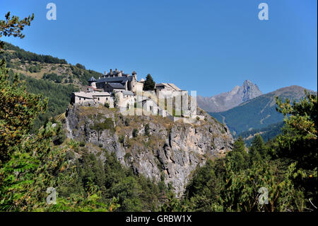 Die Burg Queyras mit exponierten Lage, Französische Alpen, Frankreich Stockfoto