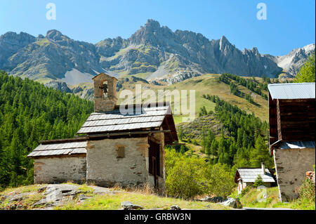 Alte Kapelle von den Bergen In das Tal Clarée, Französische Alpen, Frankreich Stockfoto
