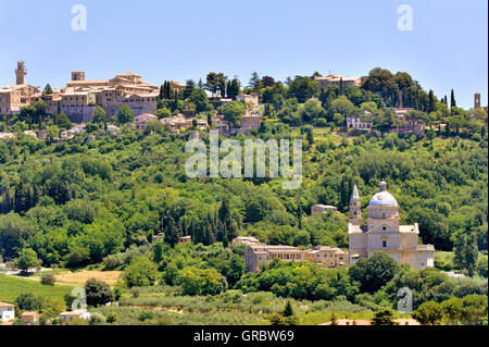 Blick auf Montepulciano, historische Stadt der Renaissance, mit dem Dom Madonna Di San Biagio, Toskana, Italien Stockfoto