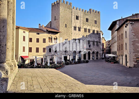 Piazza Garibaldi mit Palazzo Comunale und Palazzo Dei Conti Di Biserno In Massa Marittima, Bauten des Mittelalters, Toskana, Italien Stockfoto