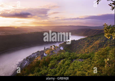 Panorama Blick auf den Rhein mit Burg Sterrenberg und Burg Liebenstein bei Sonnenuntergang, beide Togehter genannt Feindliche Brueder, Oberes Mittelrheintal, Deutschland Stockfoto