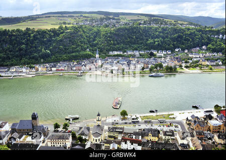 Blick auf die Autofähre zwischen der oben genannten Orte Sankt Goar und Sankt Goarshausen im Vordergrund, Oberes Mittelrheintal, Deutschland Stockfoto