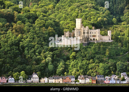 Stolzenfels Castle in der Nähe von Koblenz und gesäumt von bunten Häusern am Ufer des Rheins, Oberes Mittelrheintal, Deutschland Stockfoto