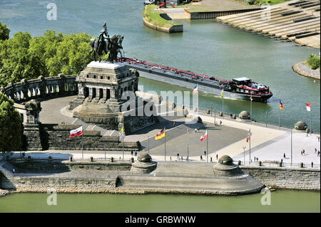 Deutsches Eck, Deutsche Eck In Koblenz, wo Mosel Rhein trifft Wasser Mund mit dem Denkmal des ehemaligen Kaiser Wilhelm i., Oberes Mittelrheintal, Deutschland Stockfoto