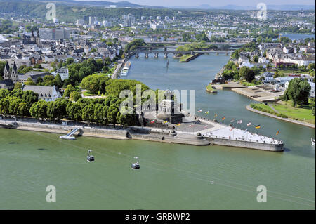Panoramablick auf die Deutsches Eck, Deutsche Eck und der Stadt Koblenz, wo Mosel verbindet den Rhein, Oberes Mittelrheintal, Deutschland Stockfoto