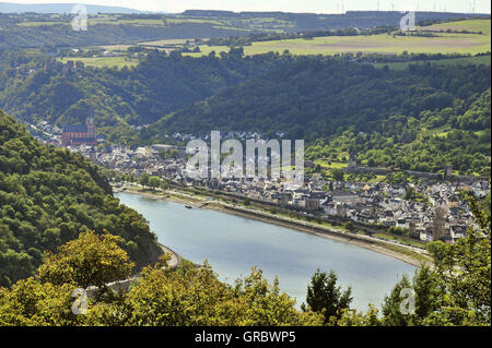 Stadt Oberwesel im Tal des Mittelrheins mit Stadtmauer und Wachtürme, Oberes Mittelrheintal, Deutschland Stockfoto