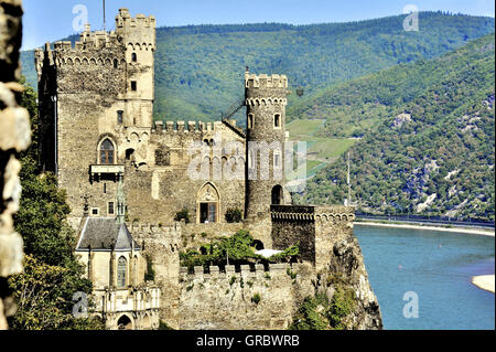 Schließen Sie die Ansicht der Burg Rheinstein oberhalb des Rheins, Oberes Mittelrheintal, Deutschland Stockfoto