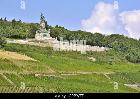 Das Niederwalddenkmal oberhalb der Weinberge von Rüdesheim, mit der heroische Statue der Germania, Oberes Mittelrheintal, Deutschland Stockfoto