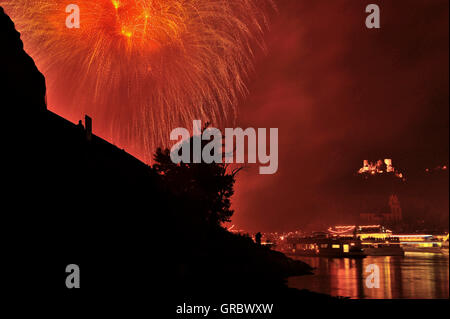 Feuerwerk im Stadt Oberwesel für das Festival der Rhein In Flammen, Burg Schönburg, Sportboote auf dem Rhein, Oberes Mittelrheintal, Deutschland Stockfoto