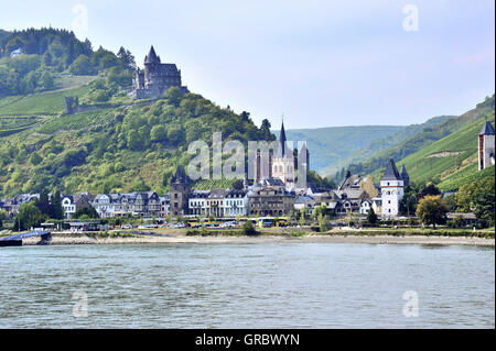 Stadt Bacharach im Mittelrheintal und Burg Stahleck, Oberes Mittelrheintal, Deutschland Stockfoto