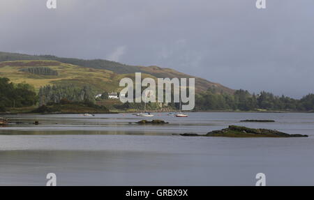 Yachten und Aros Burg in der Nähe von Salen Isle of Mull Schottland September 2016 Stockfoto