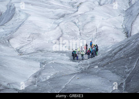 Eine Gruppe von Personen wird auf dem Aletschgletscher angewiesen. Stockfoto