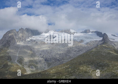 Blick vom Weg zum Gletscherrandsee zum sommerlichen trockensten Gletscher mit Fusshörner, Rotstock und Geisshorn, Aletsch Region, Riederalp, Wallis. Blauer Himmel und weiße Wolken Stockfoto