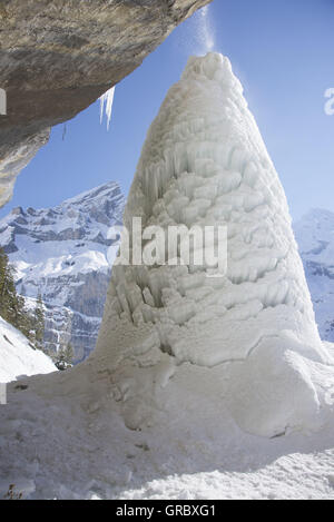 Wasser tropft auf Icetower in der Nähe von Lake Oeschinensees, blauer Himmel, schneebedeckte Berge. Kandersteg, Berner Oberland, Schweiz Stockfoto