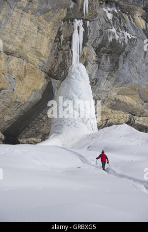 Wanderer, die Wanderung in Richtung Ice Tower in der Nähe von Lake Oeschinensees, Kandersteg, Berner Oberland Stockfoto