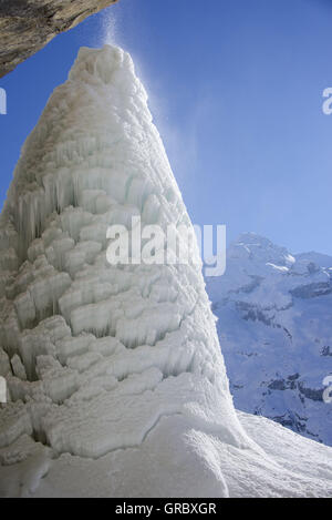 Wasser tropft auf Icetower in der Nähe von Lake Oeschinensees, blauer Himmel, schneebedeckte Berge. Kandersteg, Berner Oberland, Schweiz Stockfoto