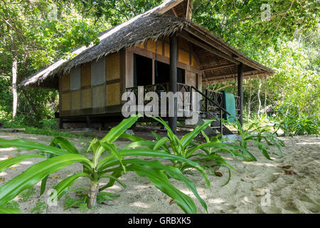 Bungalow im traditionellen Stil umgeben von tropischer Vegetation. Selayar, Süd-Sulawesi, Indonesien. Stockfoto