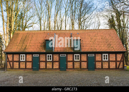 Deutschland Hagen, Königsmoor, Bauernhaus beleuchtet rote Backstein In den Wald stehen, Sonne, Fachwerkhaus Stockfoto